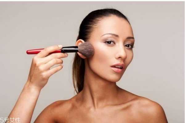 涂完粉底液需要定妆吗?涂完粉底液还要涂什么 涂完粉底液需要定妆吗?涂完粉底液还要涂什么
