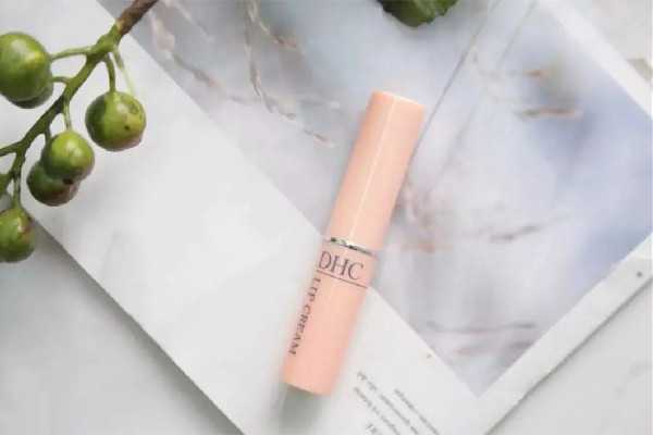 不小心把唇膏吃嘴里了有事吗