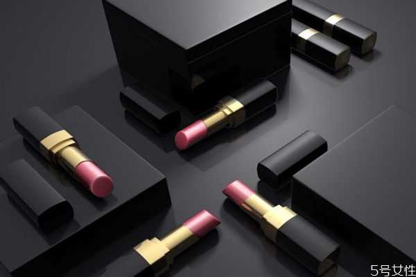 经常化妆真的很伤皮肤吗？应不应该使用化妆品呢