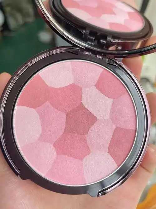 腮红上面结了一层蜡是什么 腮红上面结了一层蜡是什么