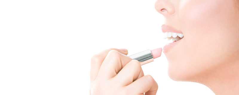 冬天嘴唇干裂脱皮怎么办 冬天嘴唇干裂脱皮怎么办