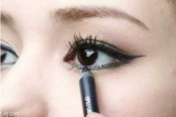 新手适合眼线笔还是眼线液？