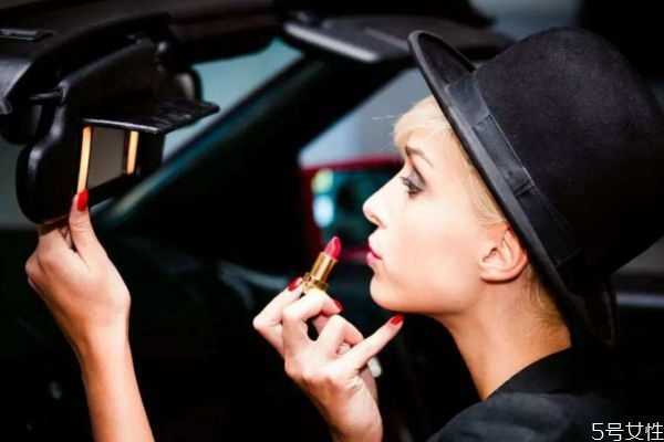 口红粘毛怎么办?怎么解决口红粘毛 口红粘毛怎么办?怎么解决口红粘毛