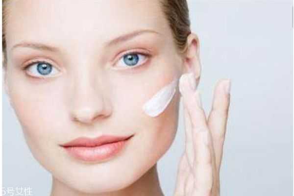 脸部皮肤干燥怎么补水 脸部皮肤干燥怎么补水