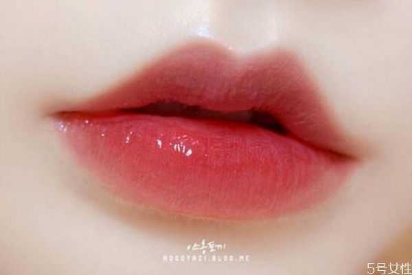 嘴巴厚涂口红好油腻怎么办？口红太油了怎么处理