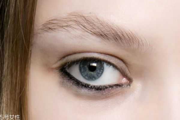 初学者怎么画好眼线？新手画眼线的步骤