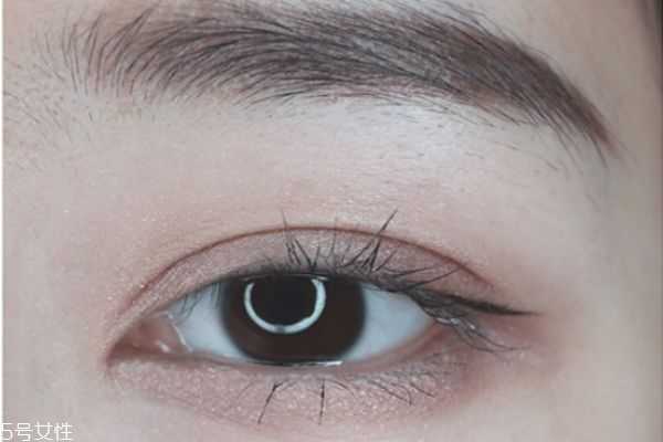 双色眼影怎么正确使用 双色眼影怎么正确使用