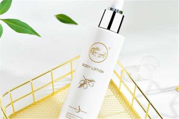 抹完身体乳身上黏黏的怎么办？为什么涂完身体乳身上黏黏的