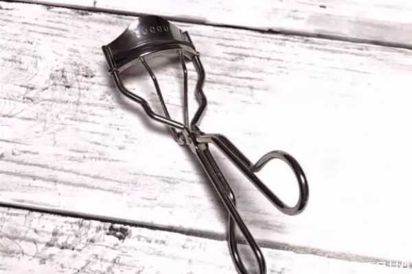 suqqu睫毛夹和植村秀哪个好？植村秀睫毛夹和suqqu对比