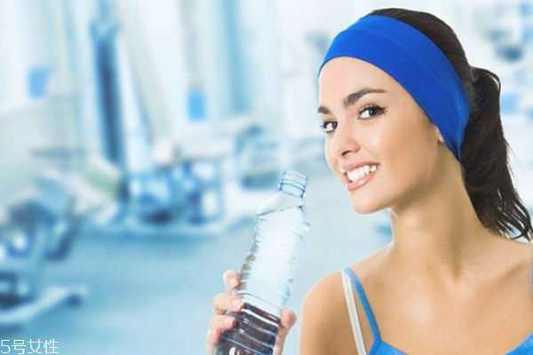 冬天皮肤像蛇皮一样是怎么回事 冬天皮肤像蛇皮的原因