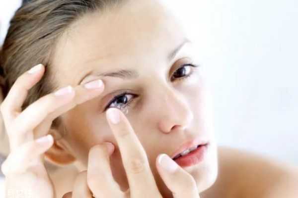 如何挑选隐形眼镜？初学者怎么戴隐形眼镜