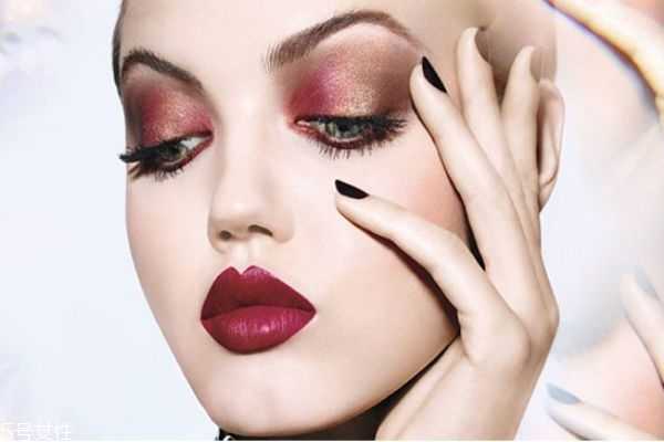 粉底前只涂水乳可以吗 拍完水乳多久化妆