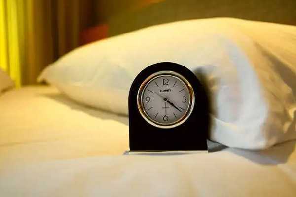 面霜和精华先用哪个