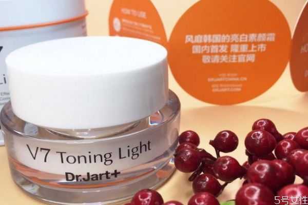 长时间用素颜霜可以变白吗 过期素颜霜用了会烂脸吗