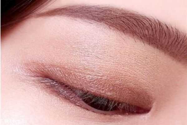 双色眼影怎么画？