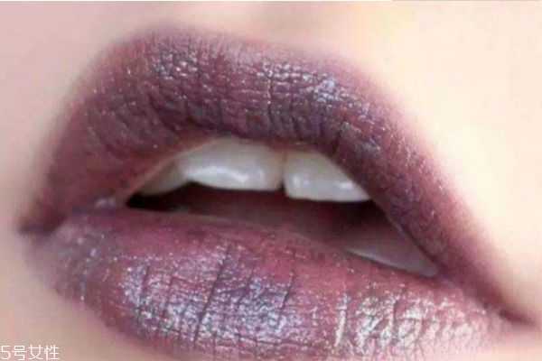唇色偏紫色用什么口红 嘴唇偏紫适合什么口红