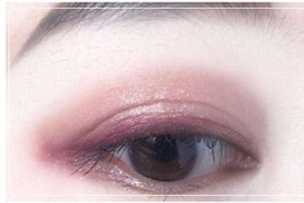 肿泡眼画什么颜色眼影好看？ 适合肿泡眼画的眼影推荐