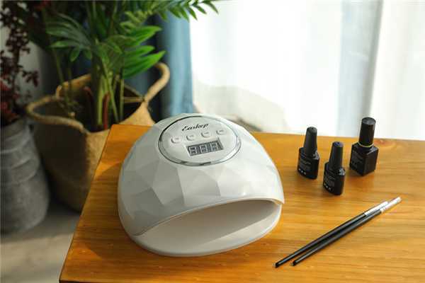 美甲灯是紫外线吗