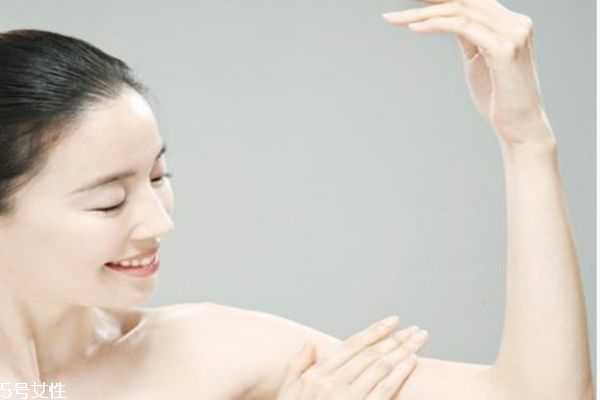 不洗澡可以涂身体乳吗 不洗澡可以涂身体乳吗