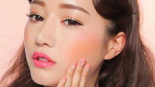 日常妆必须用腮红吗?先打高光还是先画腮红呢 日常妆必须用腮红吗?先打高光还是先画腮红呢