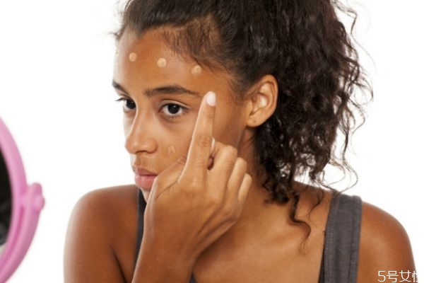 黑皮肤该如何挑选粉底液？皮肤黑适合涂哪种粉底液