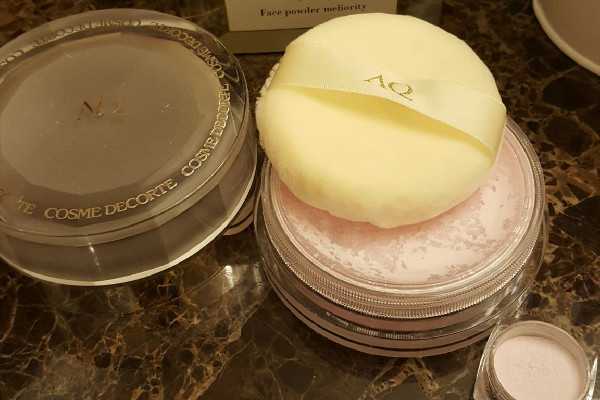 蜜粉和散粉哪个定妆效果好 蜜粉和散粉哪个定妆效果好