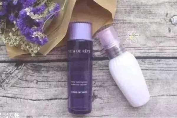 油皮夏天用什么水乳