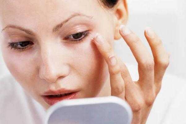 眼部细纹会自己消失吗？女人正常多少岁眼部有细纹