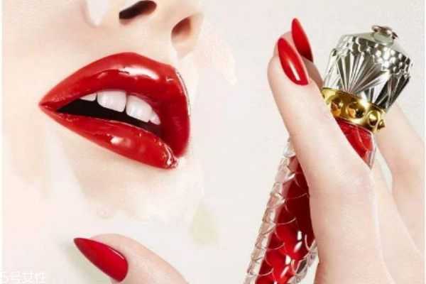 先涂口红还是先涂唇膏？唇膏和口红的使用顺序