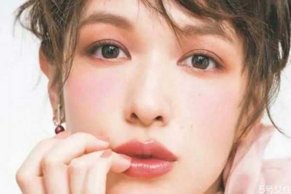 烟熏妆怎么画才好看？单眼皮怎么画烟熏妆好看