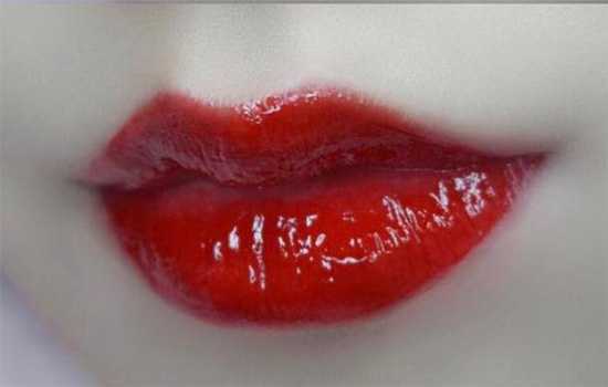 阿玛尼黑管唇釉500是什么颜色？阿玛尼黑管500和302哪个好看