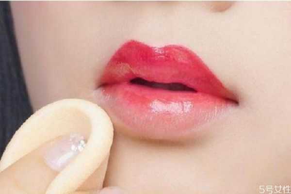 为什么涂口红之前刷粉底？涂口红一定要涂粉底么