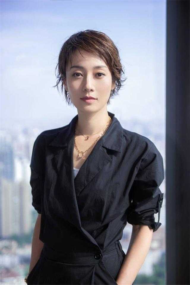 女人过了40岁，别急着剪短发！试试这4款烫发，女儿都夸年轻时髦