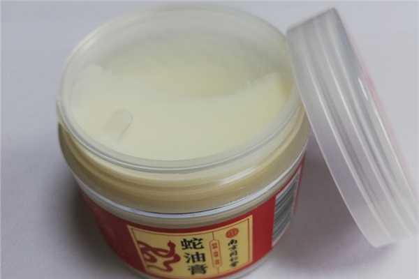 蛇油膏对手脚干裂效果好吗 蛇油膏对手脚干裂效果好吗