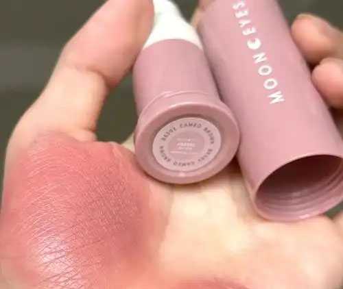 腮红和眼影成分一样吗 腮红和眼影成分一样吗