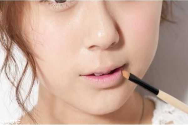 唇部遮瑕怎么使用？唇部遮瑕膏的使用方法