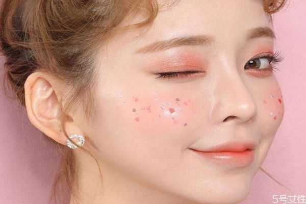 圣诞节画什么妆好看?圣诞节简单妆容画法 圣诞节画什么妆好看?圣诞节简单妆容画法