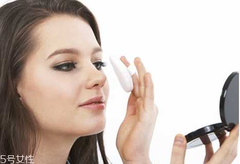 粉饼在什么时候用？粉饼怎么用