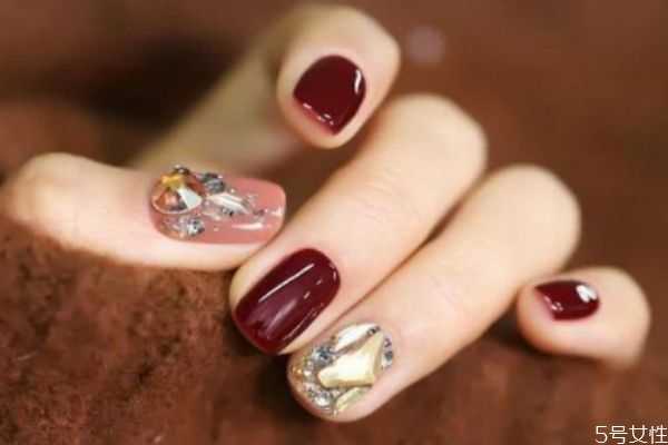 美甲甲片劈了怎么补救?新做的美甲指甲劈了怎么办 美甲甲片劈了怎么补救?新做的美甲指甲劈了怎么办