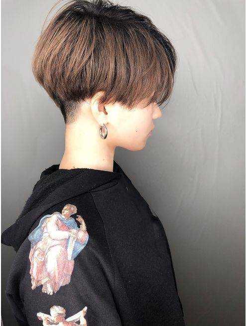 夏季女士短发这样剪，后脖推起来真时尚，看着很心动 