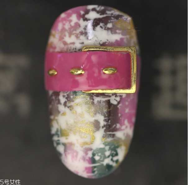 蓝色美甲怎么做？精致美甲做法教程