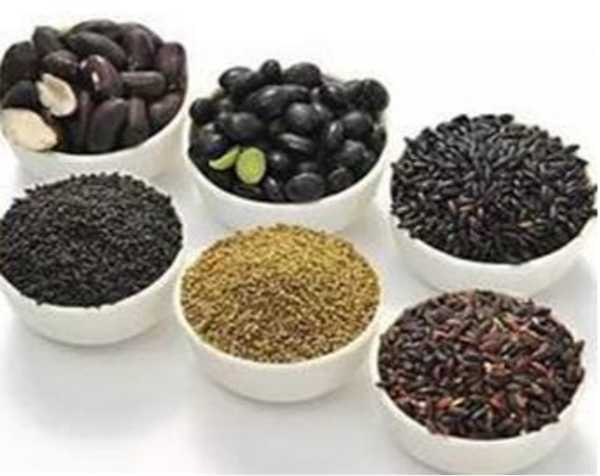 女人前额白发多是缺什么？女人前额白发吃什么好