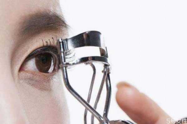 接眼睫毛有什么危害?为什么不能经常接眼睫毛 接眼睫毛有什么危害?为什么不能经常接眼睫毛