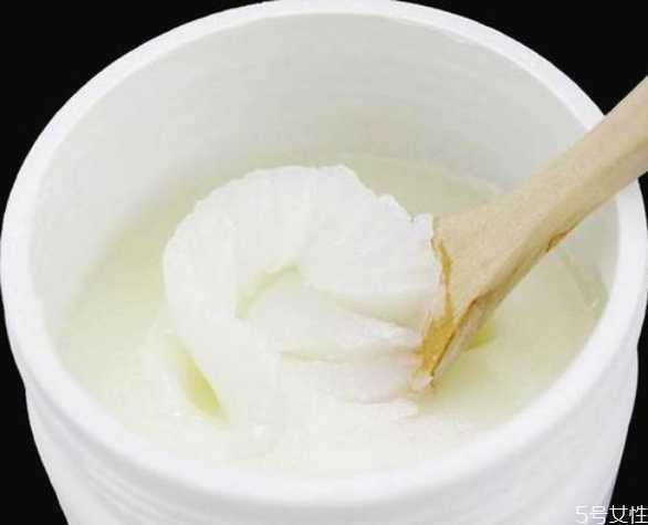 厚涂凡士林可以去黑头吗？凡士林擦脸会堵塞毛孔吗