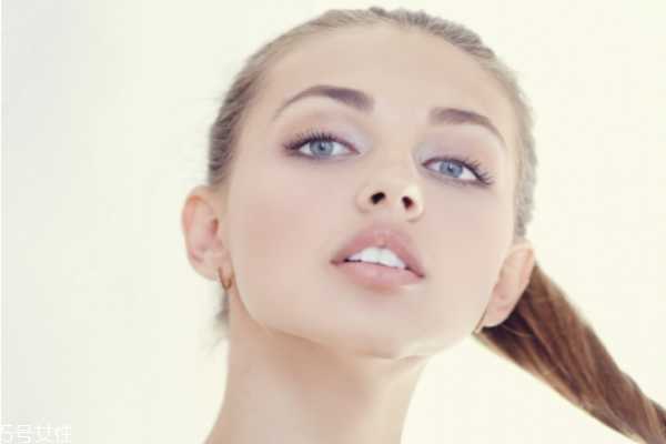 皮肤暗黄怎么调理变白 皮肤暗黄怎么调理变白