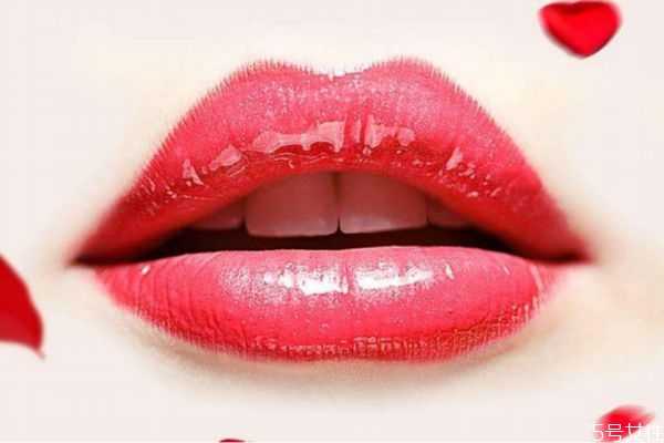 唇彩和口红哪个危害小？唇彩是什么做的