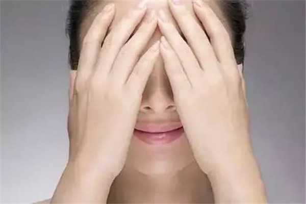 眼睛肿了冷敷还是热敷 眼睛肿了冷敷还是热敷