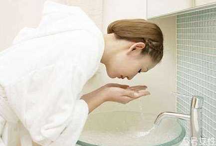 早上洗脸用卸妆水吗?夏天冷水洗脸有什么危害 早上洗脸用卸妆水吗?夏天冷水洗脸有什么危害