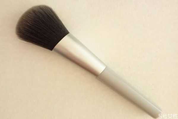斜角腮红刷什么牌子好？斜角腮红刷的用法