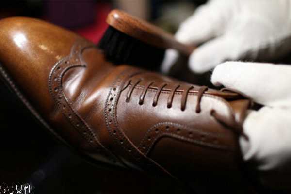 乳液过期可以擦皮鞋吗 乳液过期可以擦皮鞋吗